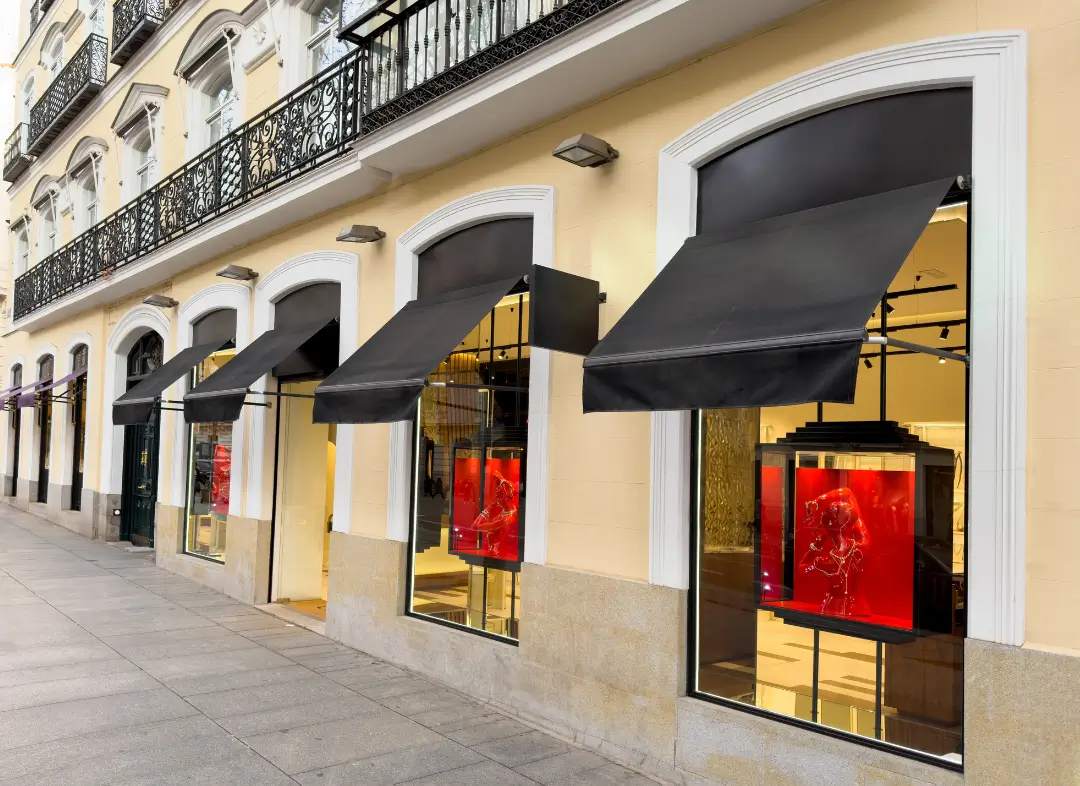 Façade vitrine de magasin en aluminium sur mesure à Bretignolles-sur-Mer
